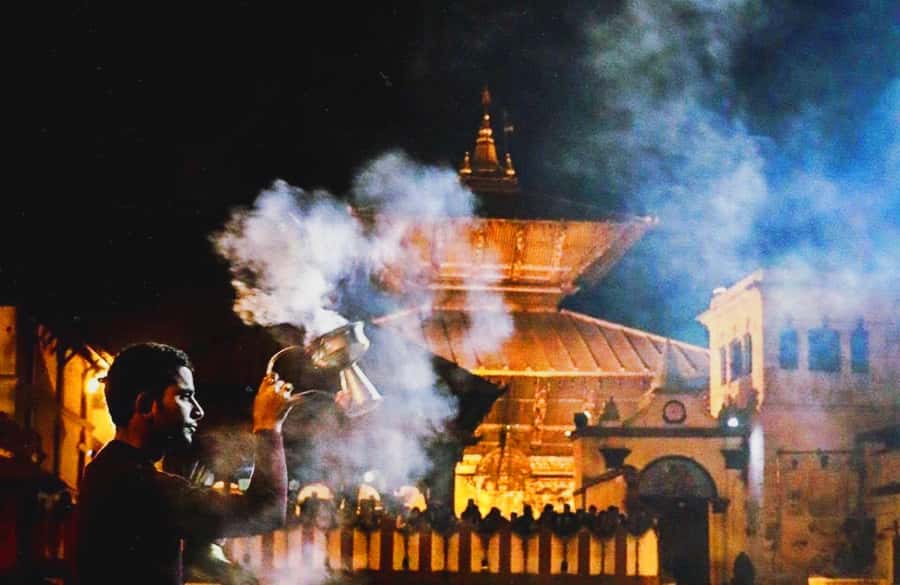 Kathmandu: Pashupatinath Aarati & Cremation Evening Tour - Arriving at the temple gate: how you actually meet your guide