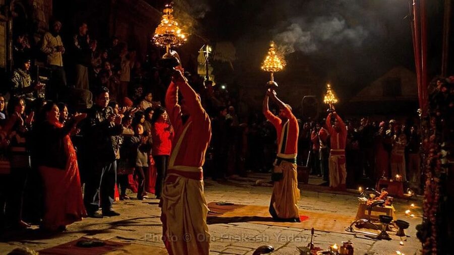 Kathmandu: Pashupatinath Temple Aarti Night Tour - The golden roof, silver doors, and what you should look for