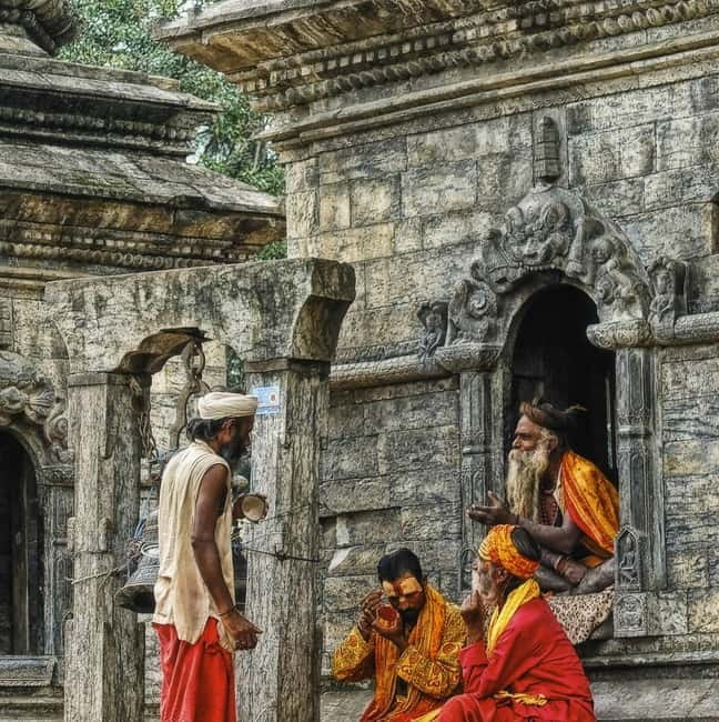 Katmandu: Pashupatinath Open Cremation & Evening Aarati - Walking toward Arya Ghat: what you’ll see before the Aarati